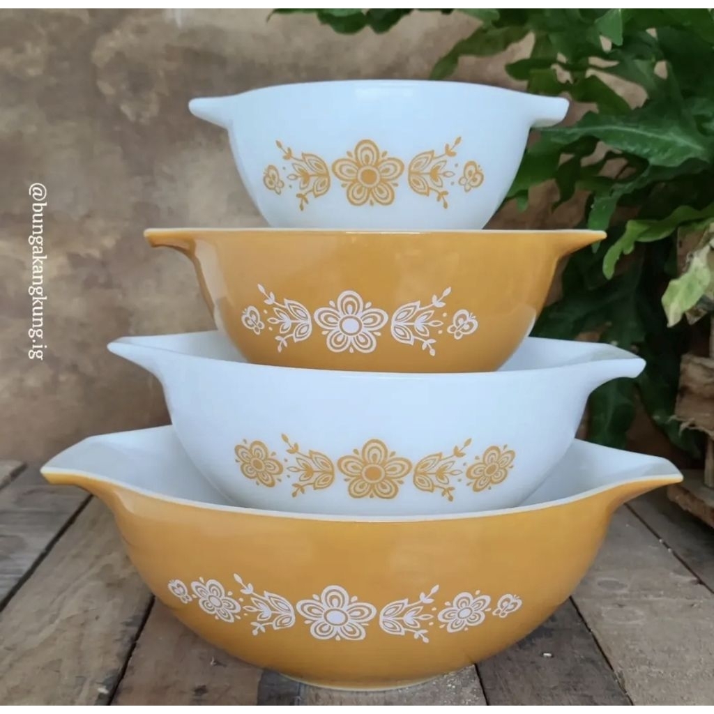 Pyrex USA casserole Cinderella butterfly gold