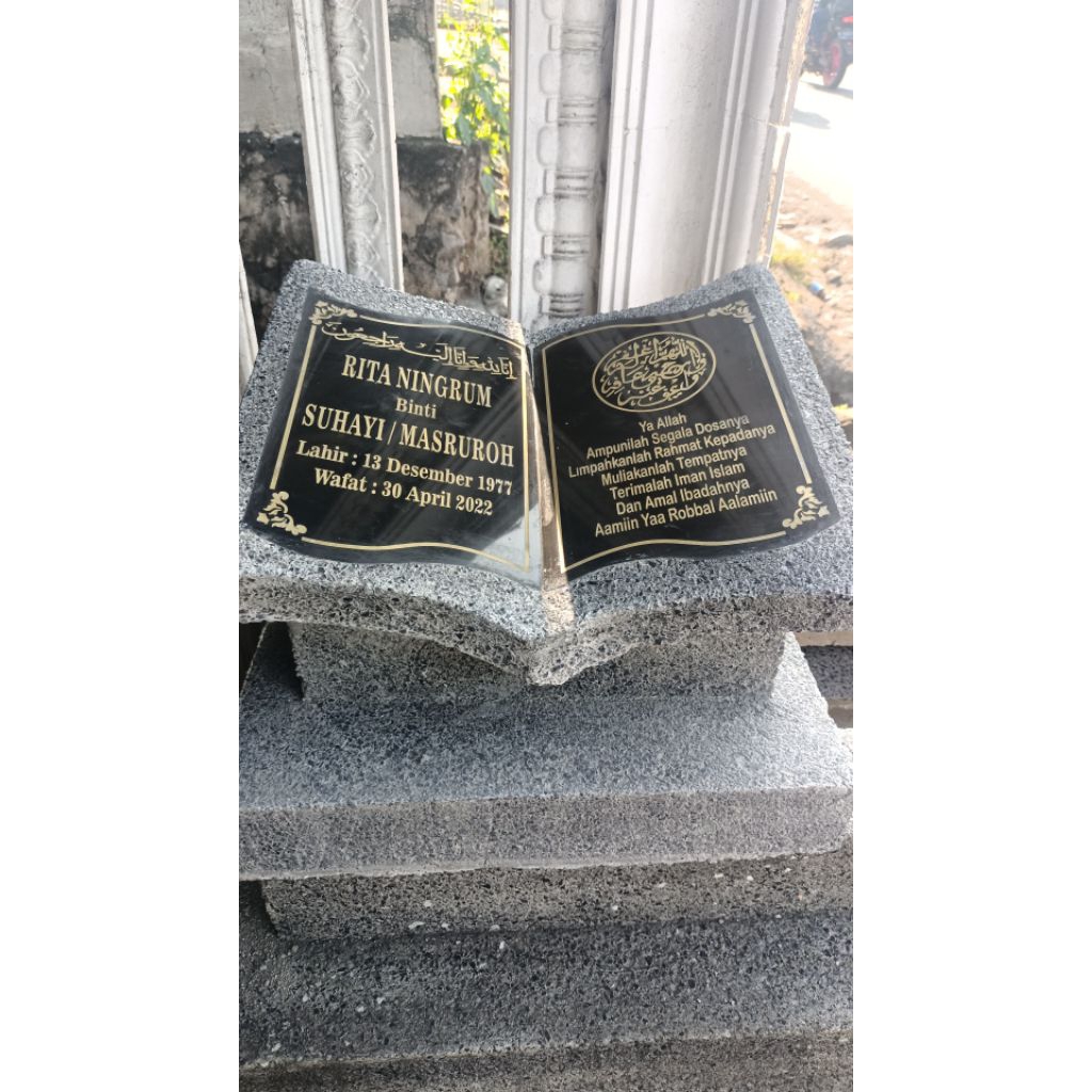 DUDUKAN MAKAM ATAU RUMPUT