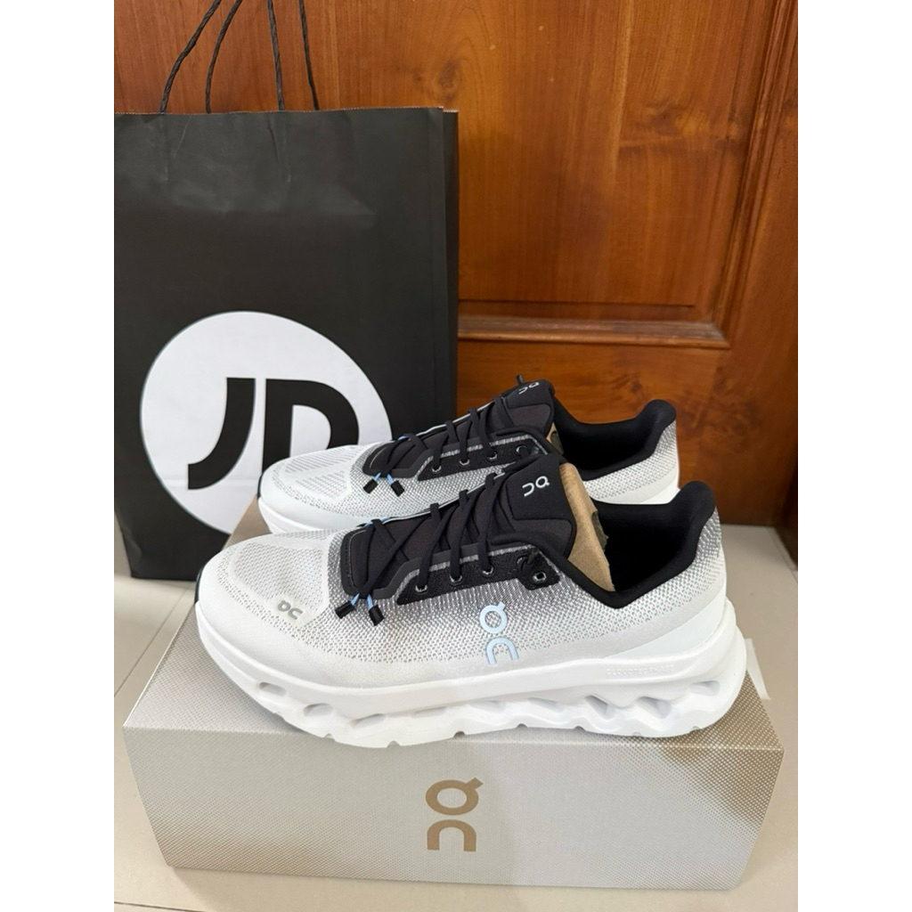 Sneakers on cloud original new