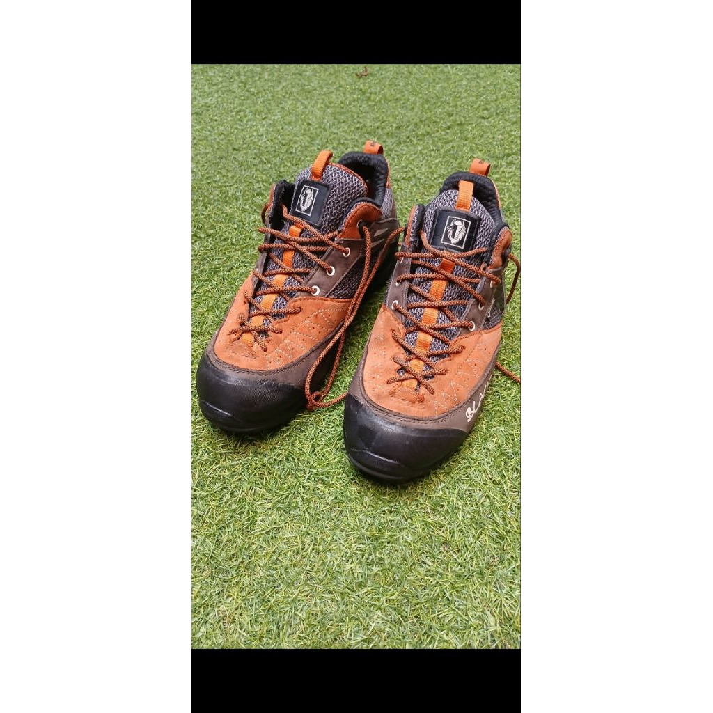 Sepatu gunung second. Sepatu gunung preloved. Sepatu outdoor second. Sepatu outdoor preloved. Sepatu