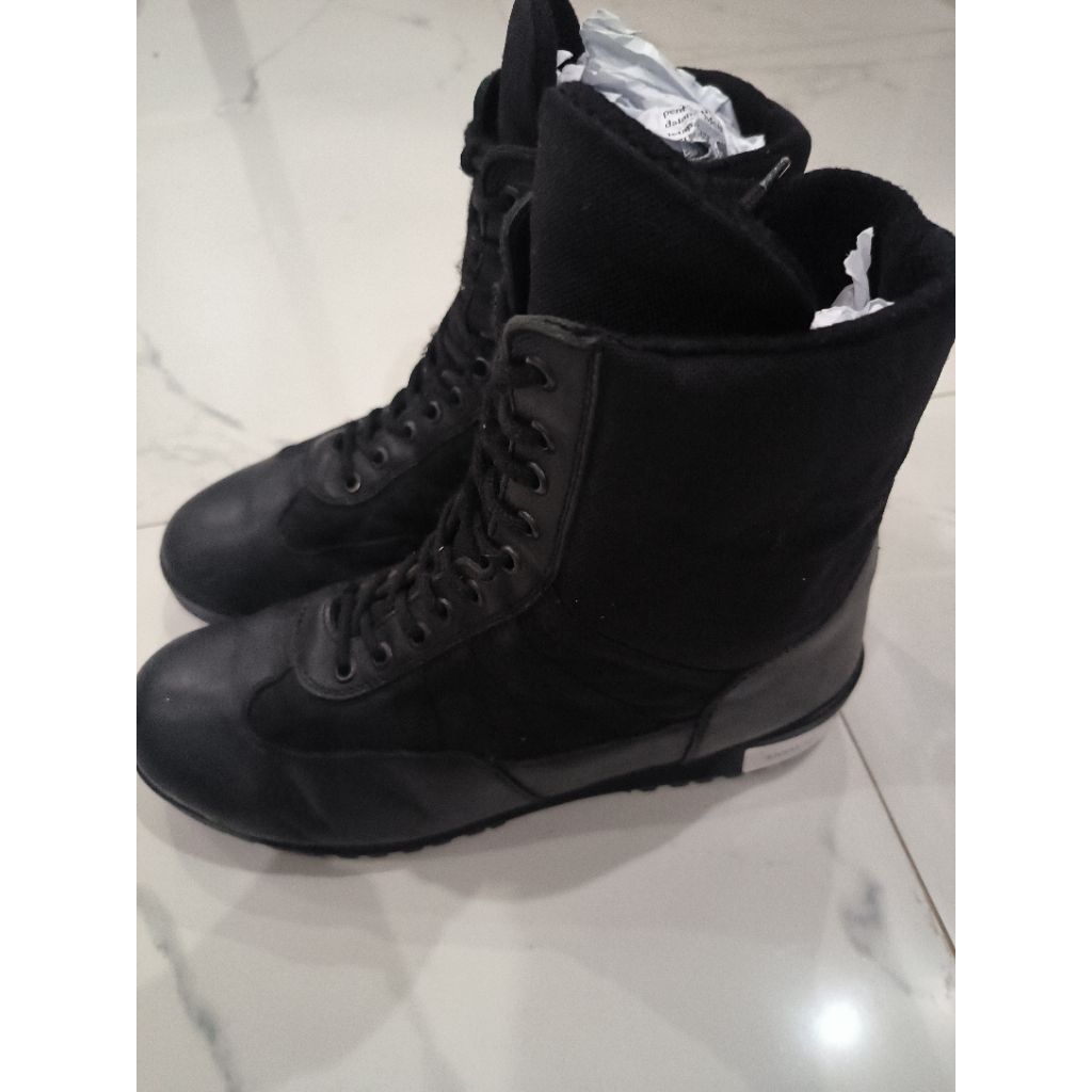 sepatu tinggi solidin Made in Italy