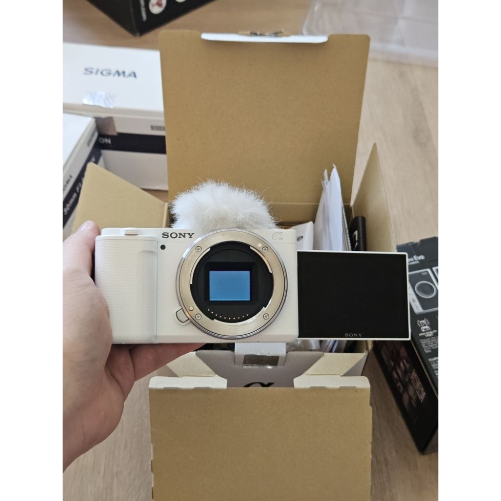 Sony ZV-E10 Mirrorless Camera Putih Second