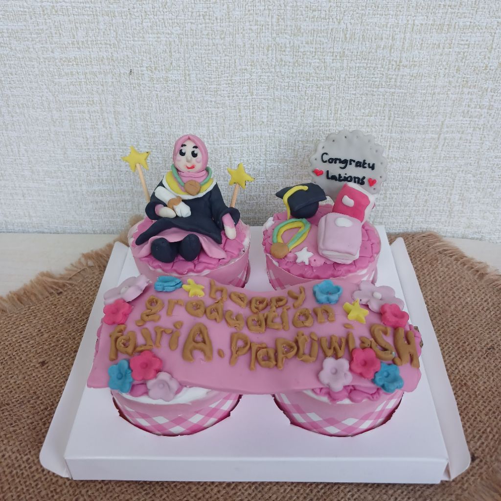 Cupcakes Wisuda | Cupcakes Graduation | Cupcakes Fondant isi 4 | Tyaracakery