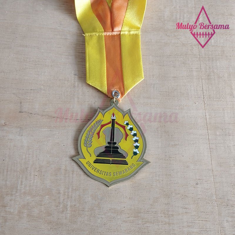 Medali Wisuda Logo Universitas Semarang Medali Universitas Custom Bahan Logam - Mulyo Bersama