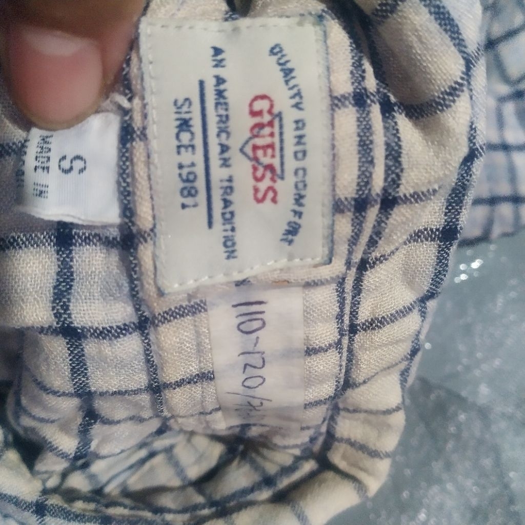 [SECOND] Kemeja Lengan Pendek Brand Guess S