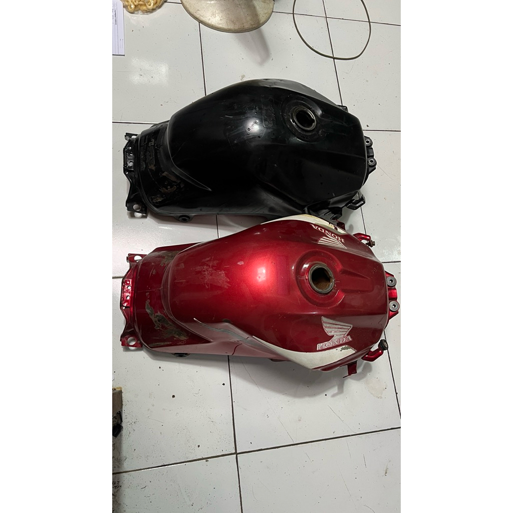 tangki original honda old cb150r merah dan hitam 2013-2015