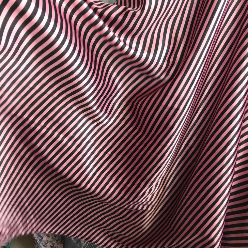 kain satin motif ~ kain satin silk motif salur ~ kain satin halus lembut motif salur pink jj1