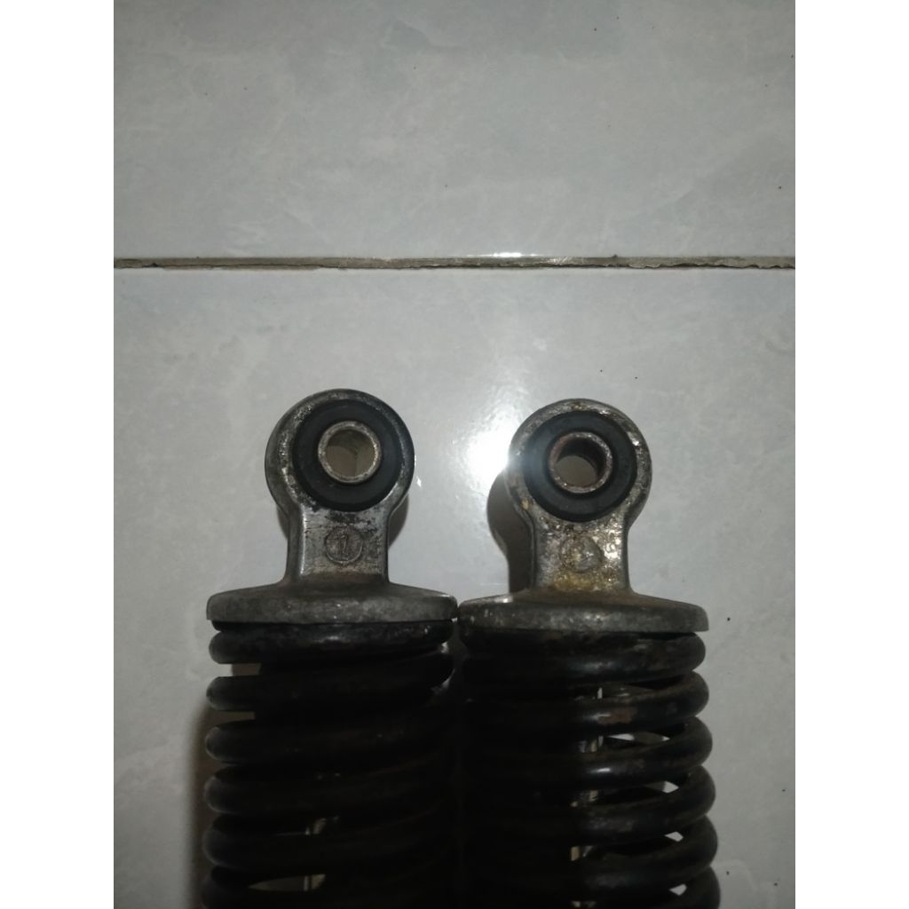 Shock belakang gl max original copotan(BAHAN PERLU SERVIS)