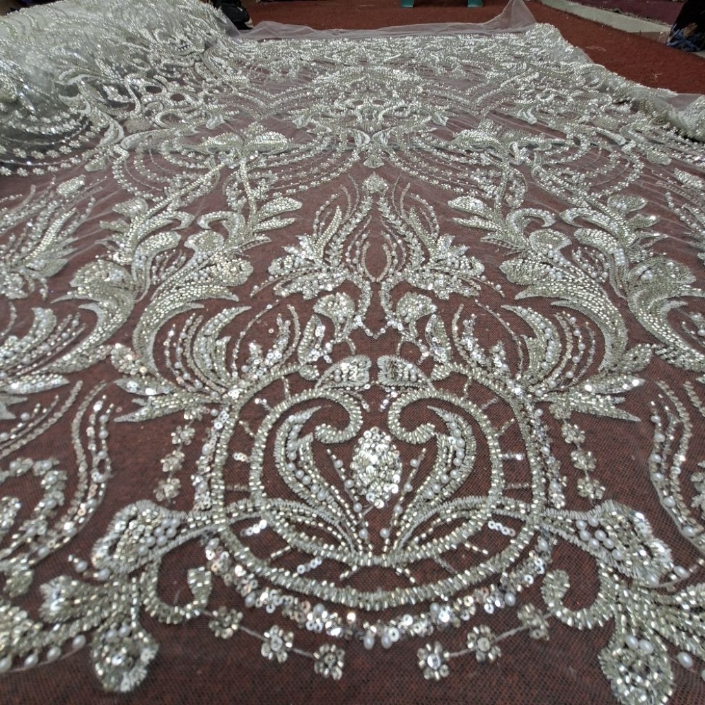 Kain kebaya tile full payet soroskin  / payet putih bw ke emasan denga inner abu
