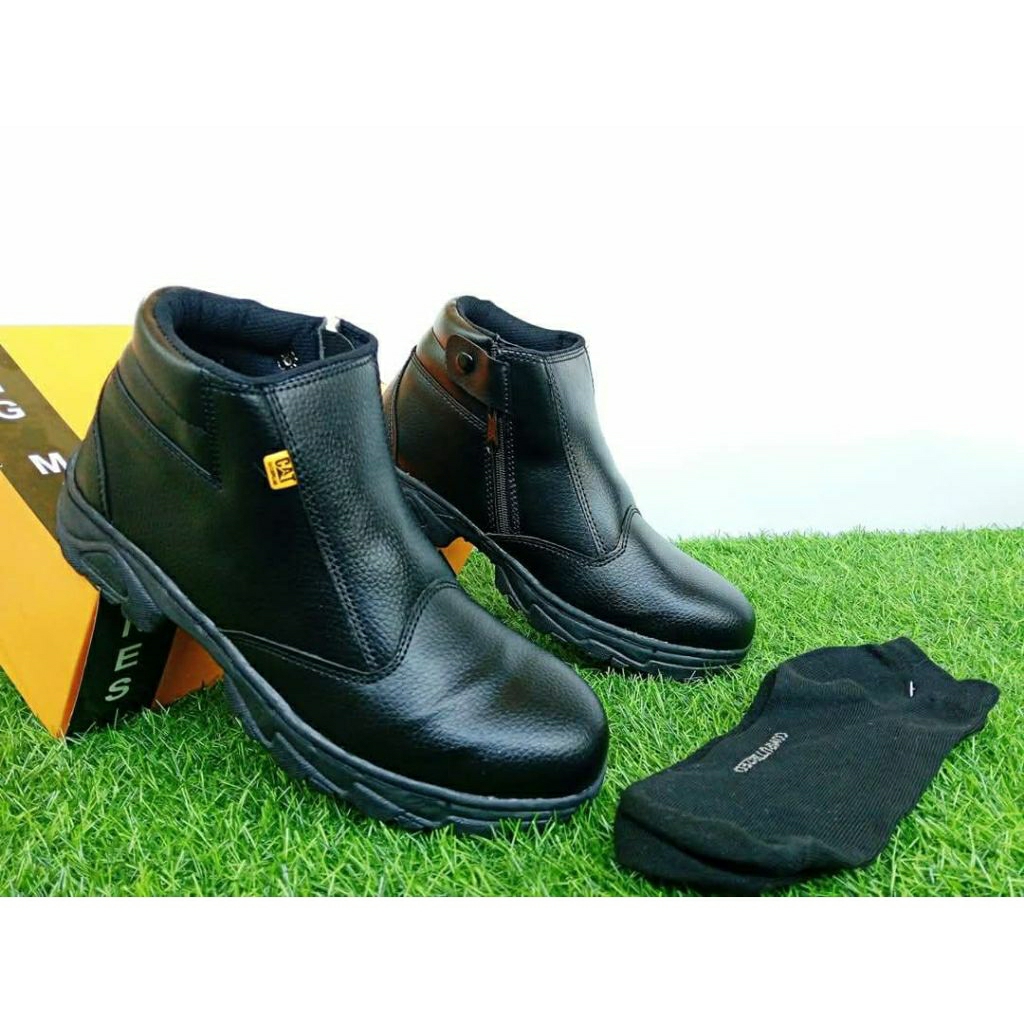 Sepatu safety boots ujung besi proyek lapangan