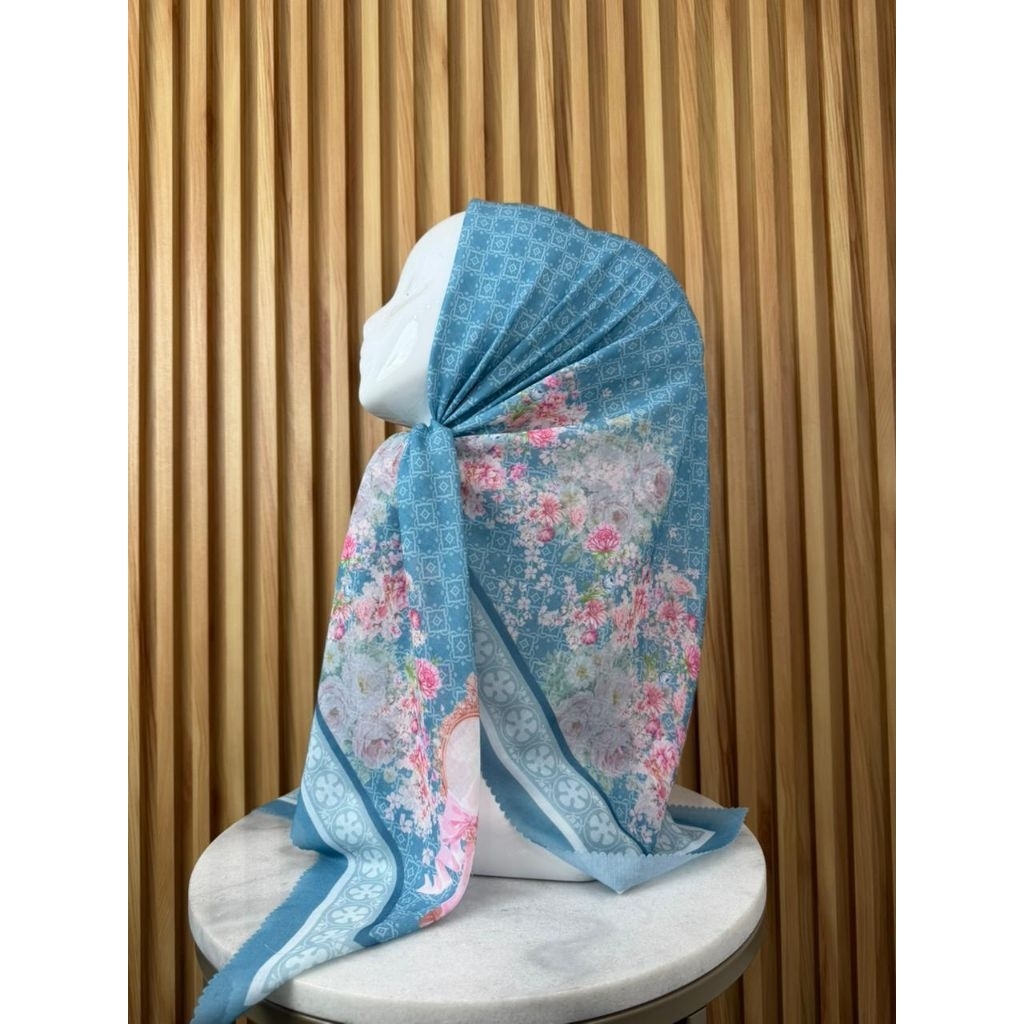 KERUDUNG SEGI EMPAT VOAL MOTIF BUNGA CERMIN BIRU TOSCA