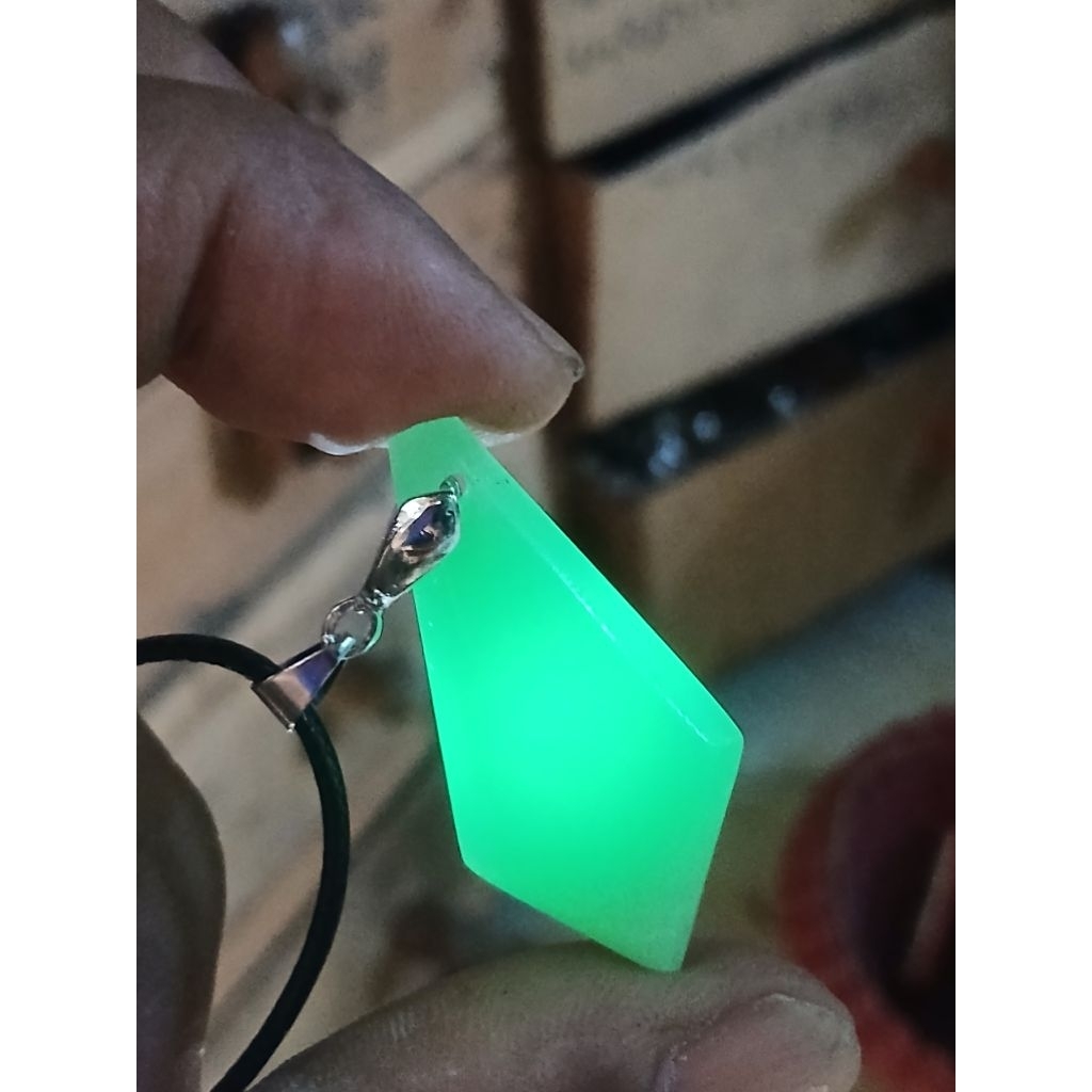 liontin batu fosfor nyala dalam gelap ukuran batu 38×18×3 mm