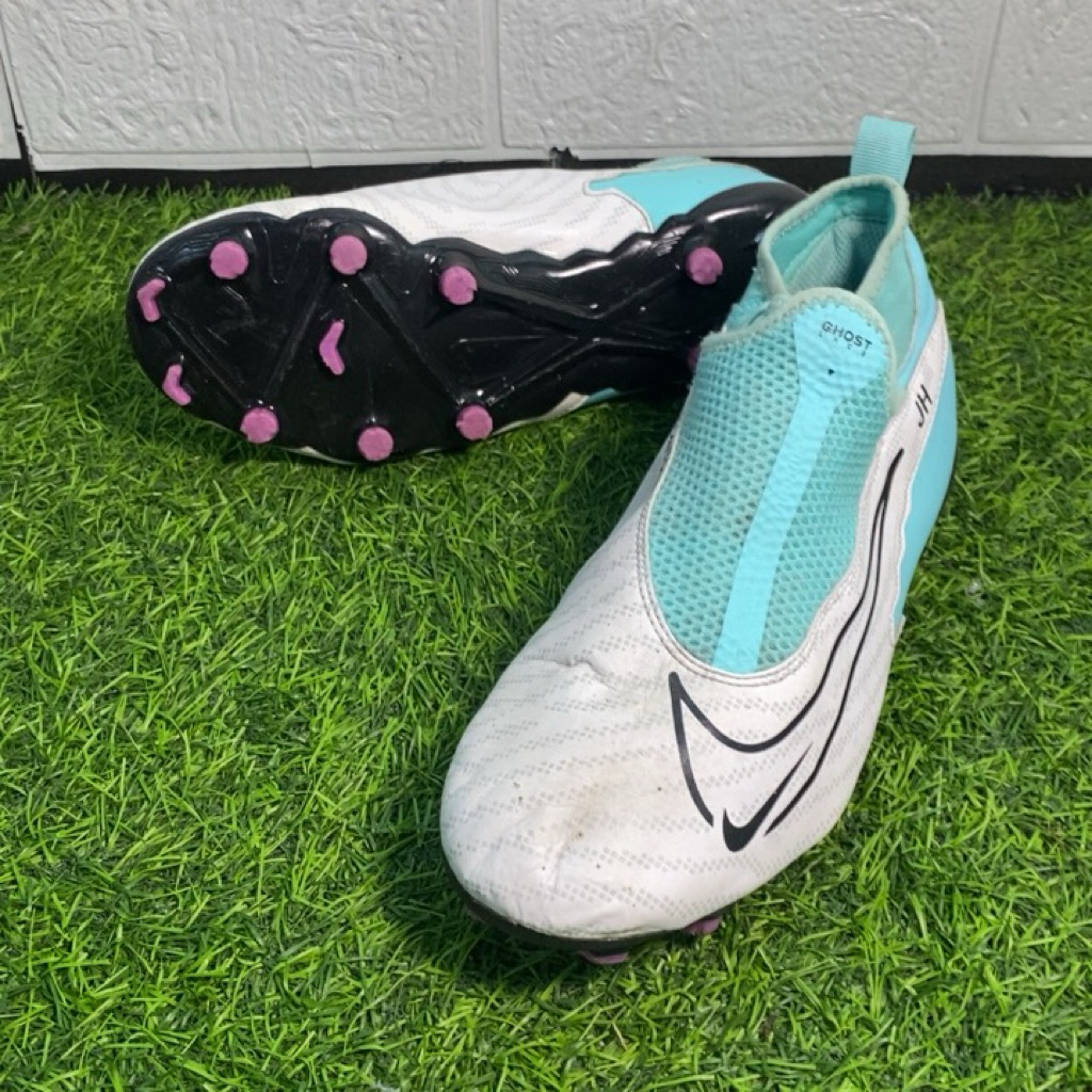 SEPATU BOLA SIZE 38/24 CM