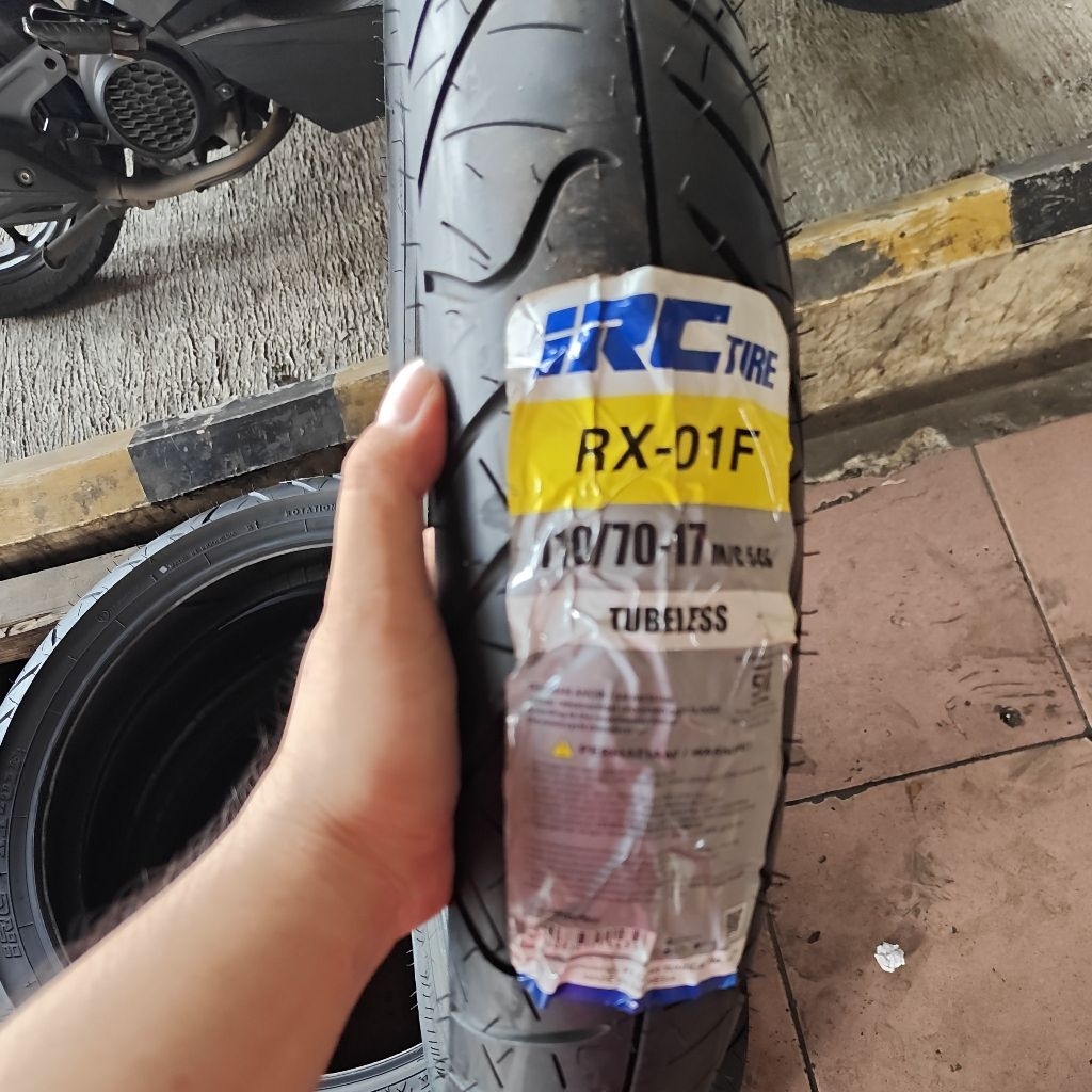 Ban luar irc tubeless 110/70-17 rx01f road winner