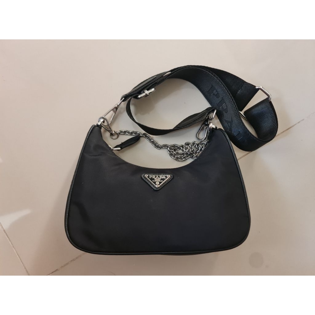 118. Tas Sling Bag Wanita Prada Milano Black
Mantan / Bekas / Second

Size : 18cm x 5cm × 10cm

Baha