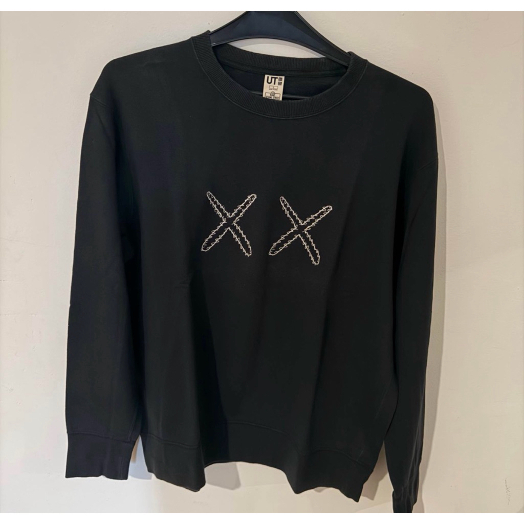 sweater uni x kaws