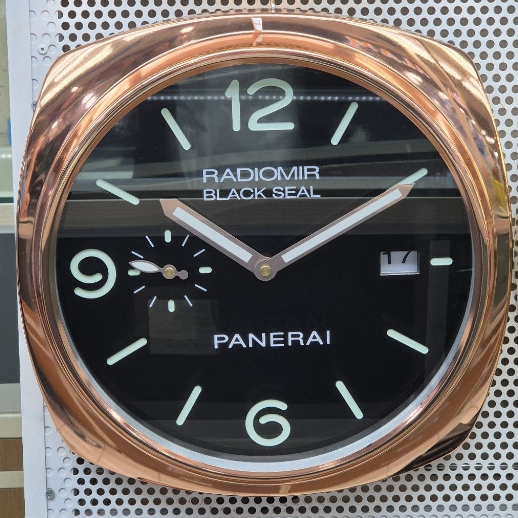 Jam Dinding Radiomir Black Seal Sweep Movement