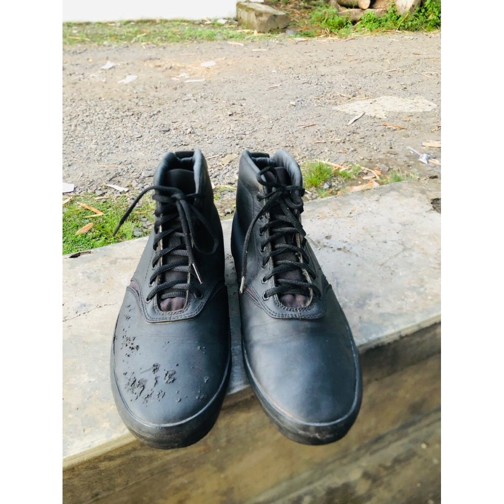 sepatu boots kulit merk Quiksilver uk 44(kondisi sesuai foto ada minus )