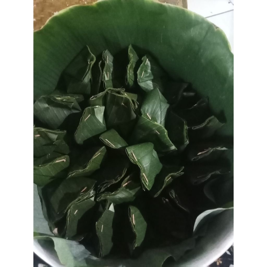 tape ketan putih daun pisang