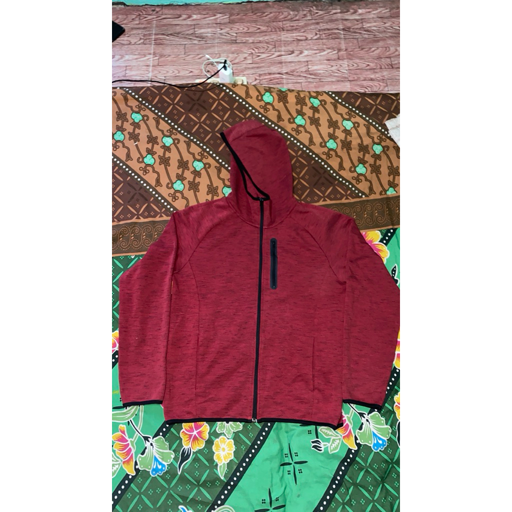 uniqlo tech merah