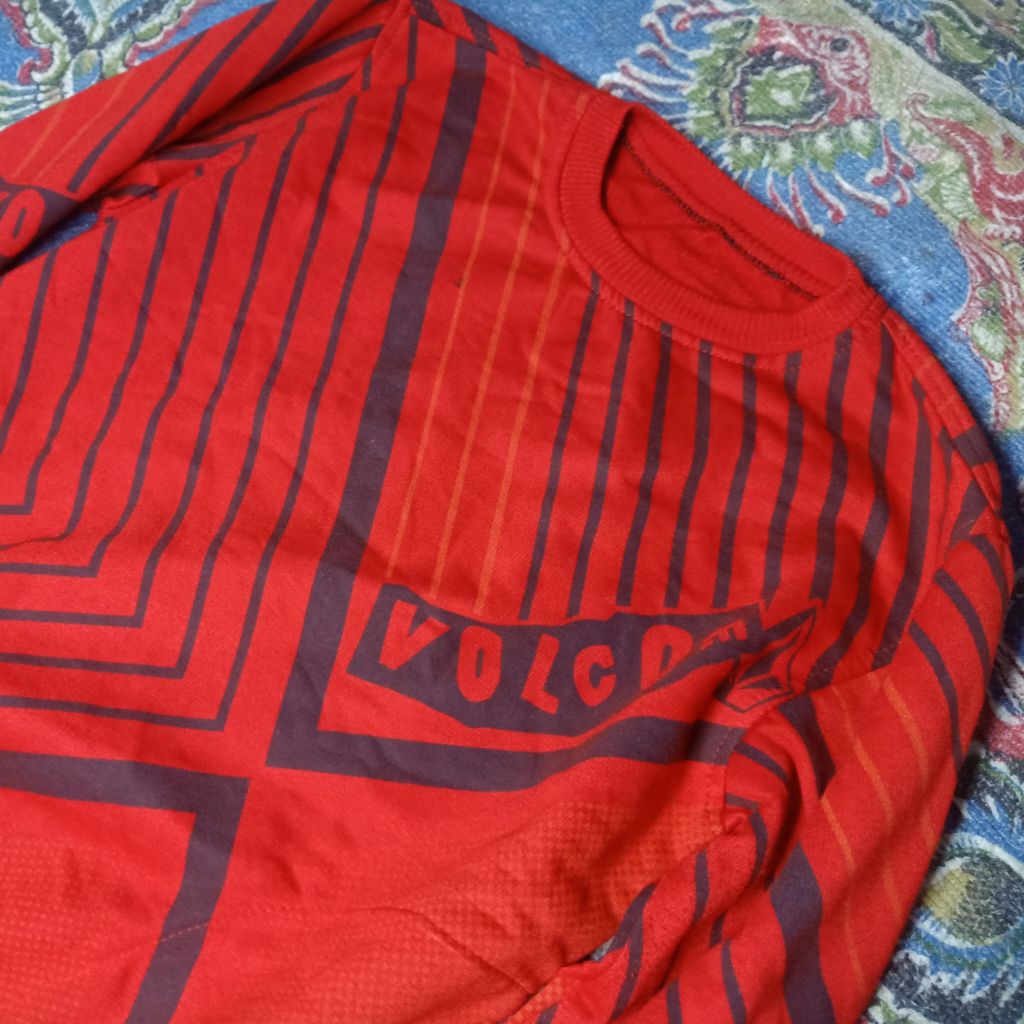 Distro Sweatshirt Volcom Red Tribal Pattern - Crewneck Pria Casual Premium - Sweater Merah Motif Gar