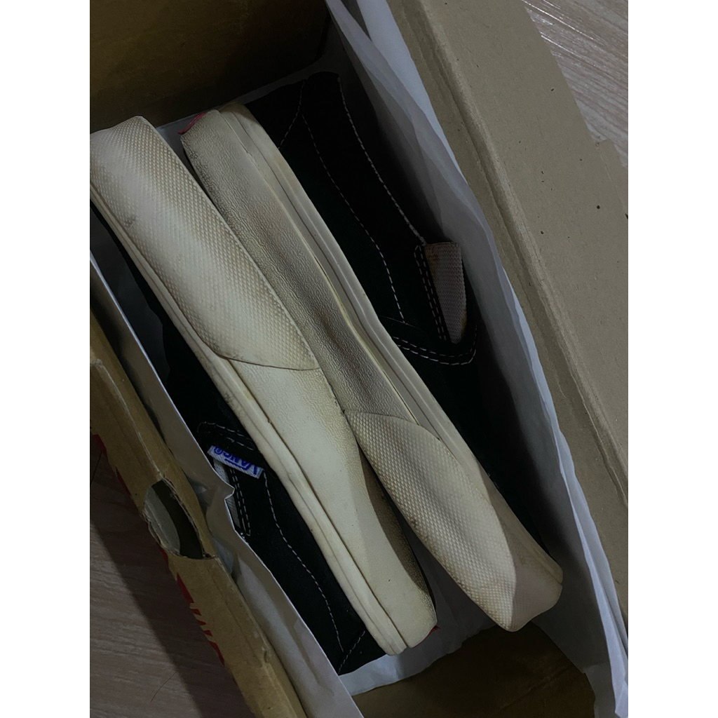 Preloved Sepatu sekolah Vans slip on