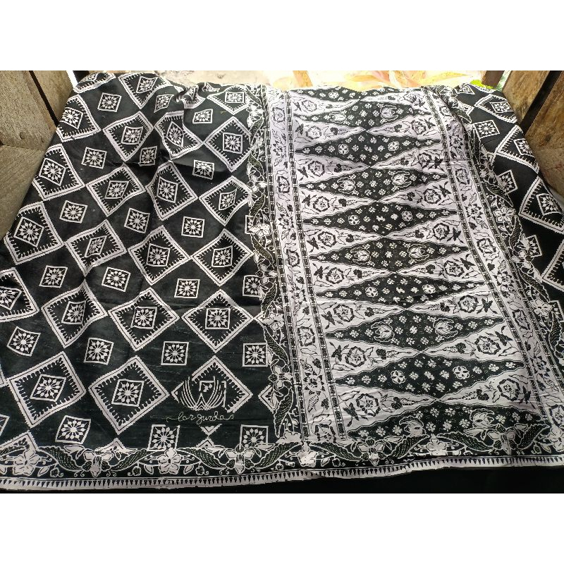 KL030 Lar Gurda Kelengan Series Motif Kotak Hitam, Sarung Batik Tradisional Eksklusif