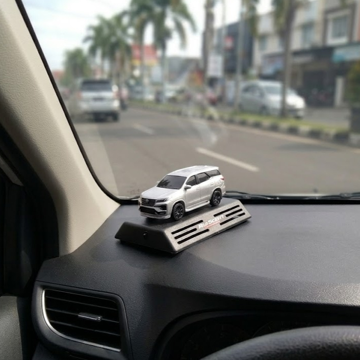 Pajangan Interior Mobil Miniatur fortuner