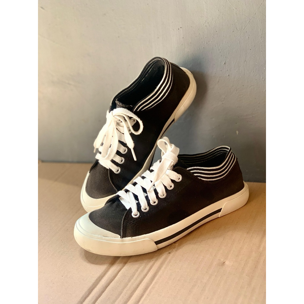 prelov sepatu hitam american eagle (payless)