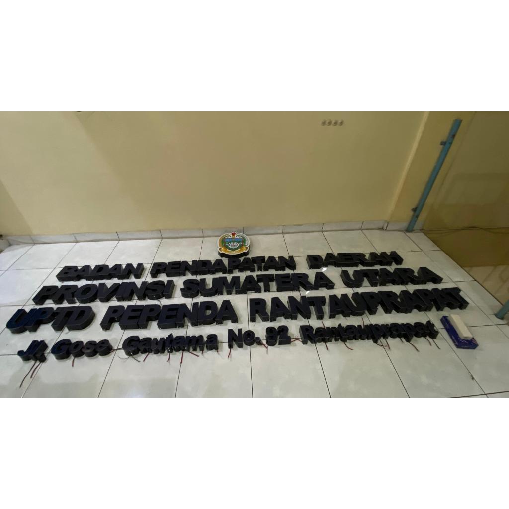 Huruf timbul akrilik lampu