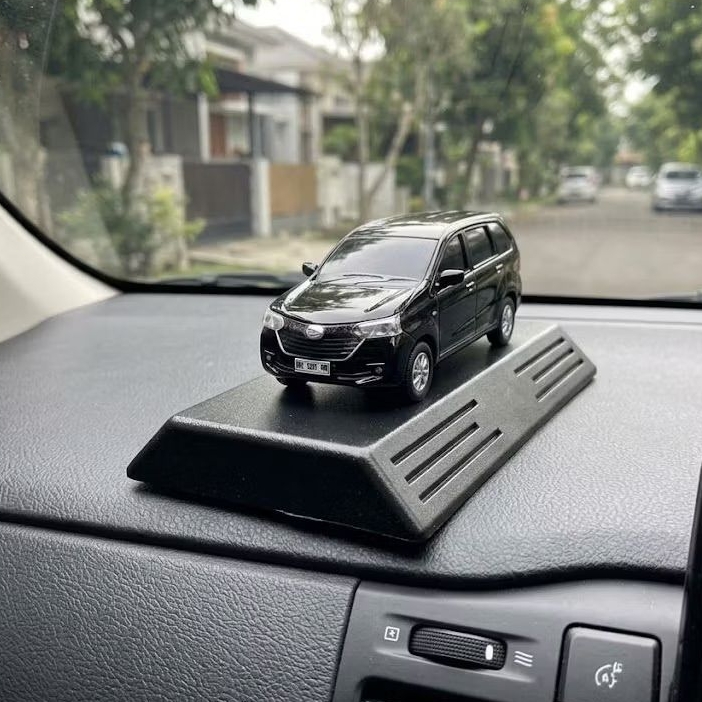 (Xenia 2016) Skala 1 : 45 Resin Crystal 13x8cm Pajangan Interior Miniatur Mobil