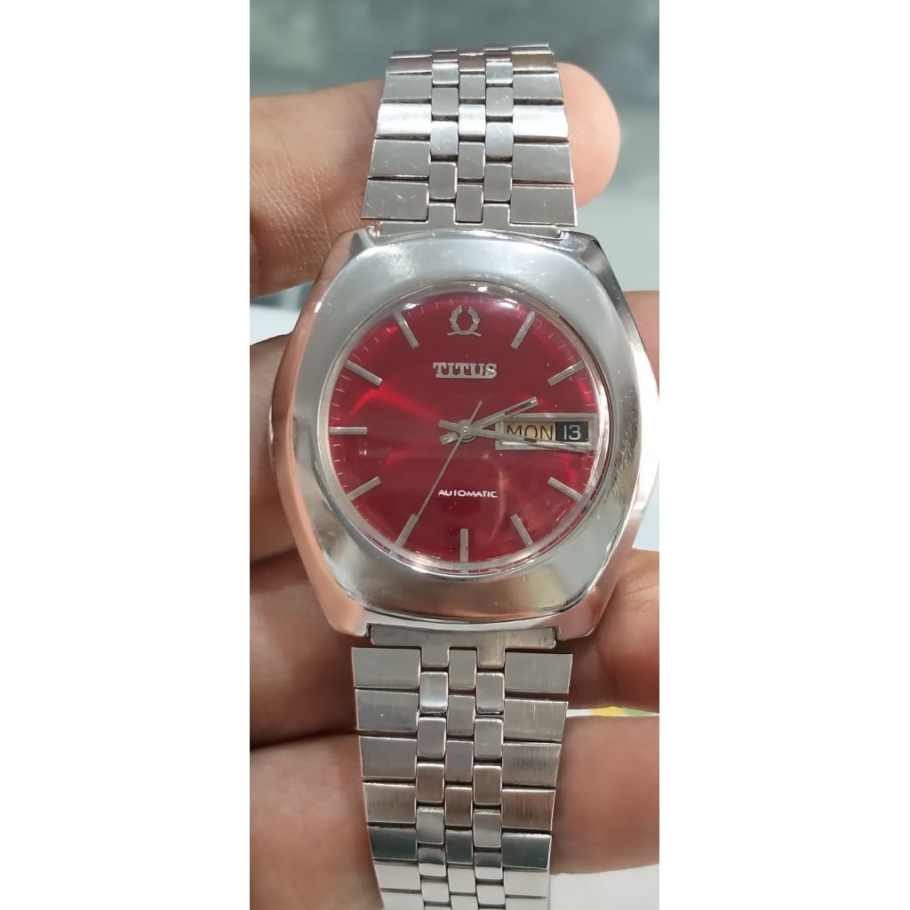 Titus dial merah