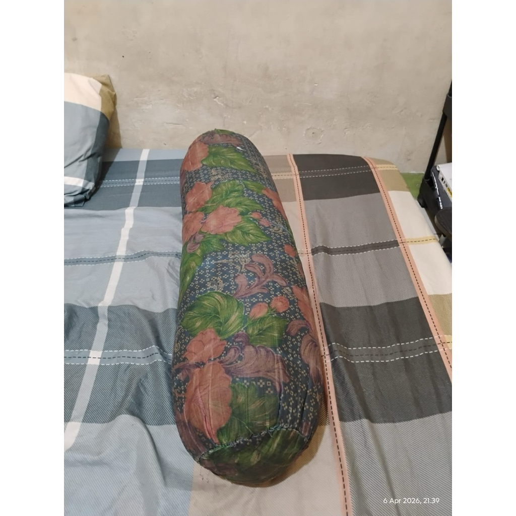 Guling kapuk bekas motif batik bunga-bunga