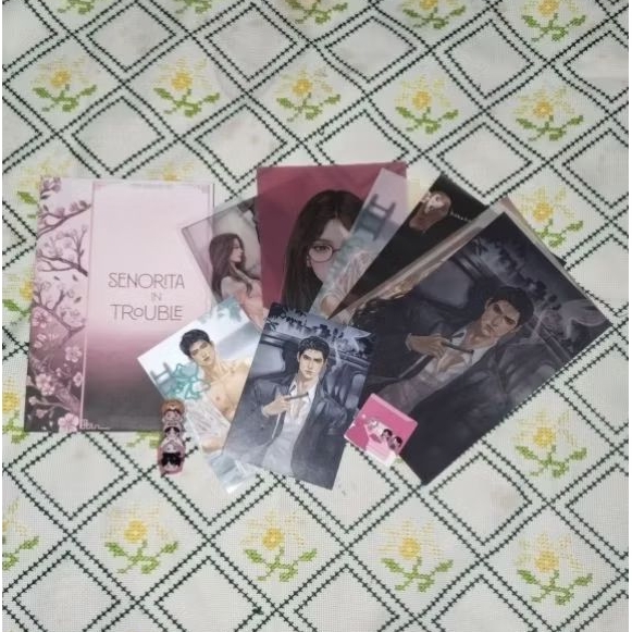 {1 SET} Merchandise Novel Sinorita In Trouble (SIT) Page Overlay, Keychain, Art Print | baca deskrip