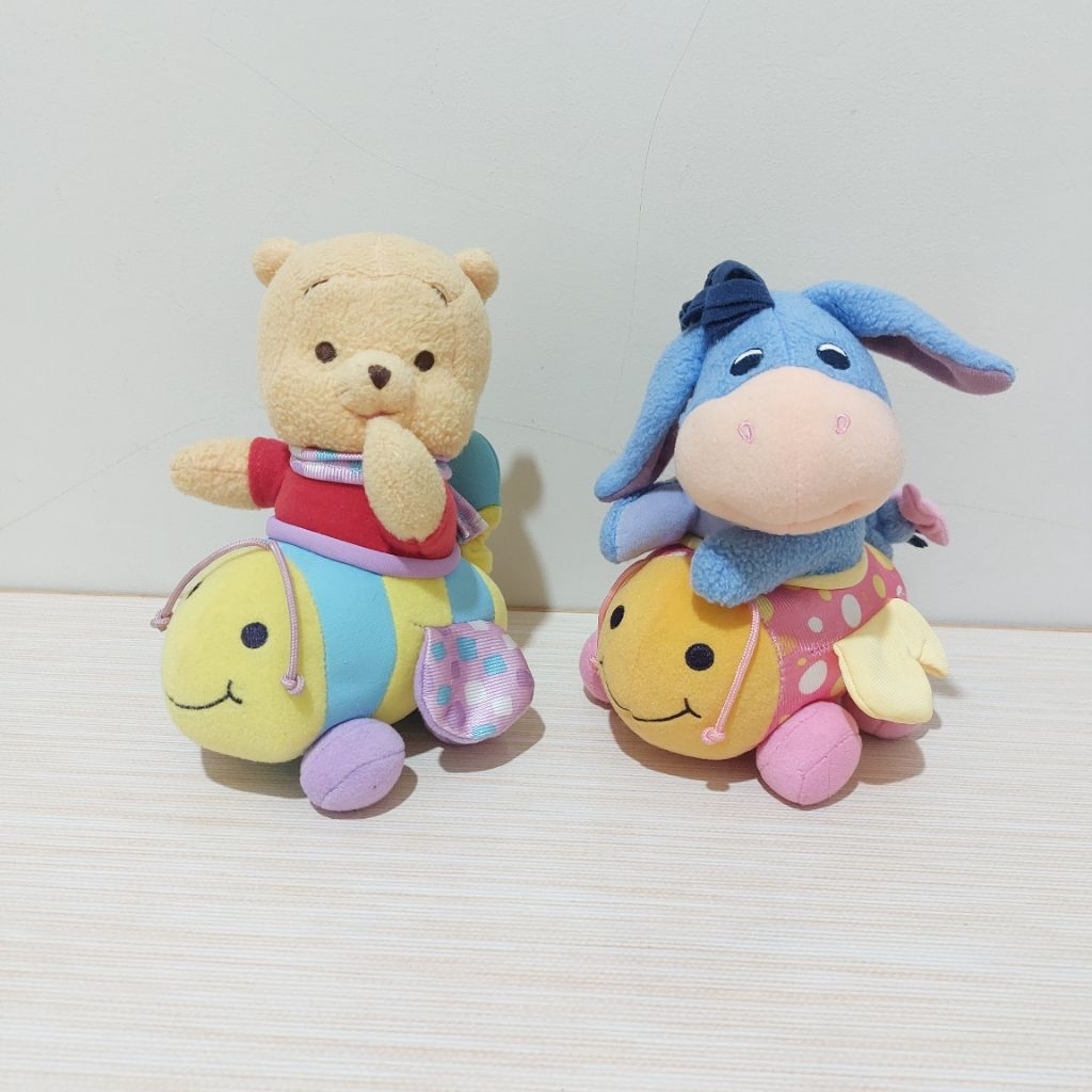 Boneka winnie the pooh eeyore naik mobil lebah original disney