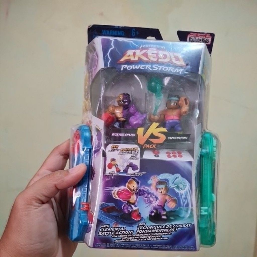 akedo power storm warior collector pack. battlr giants