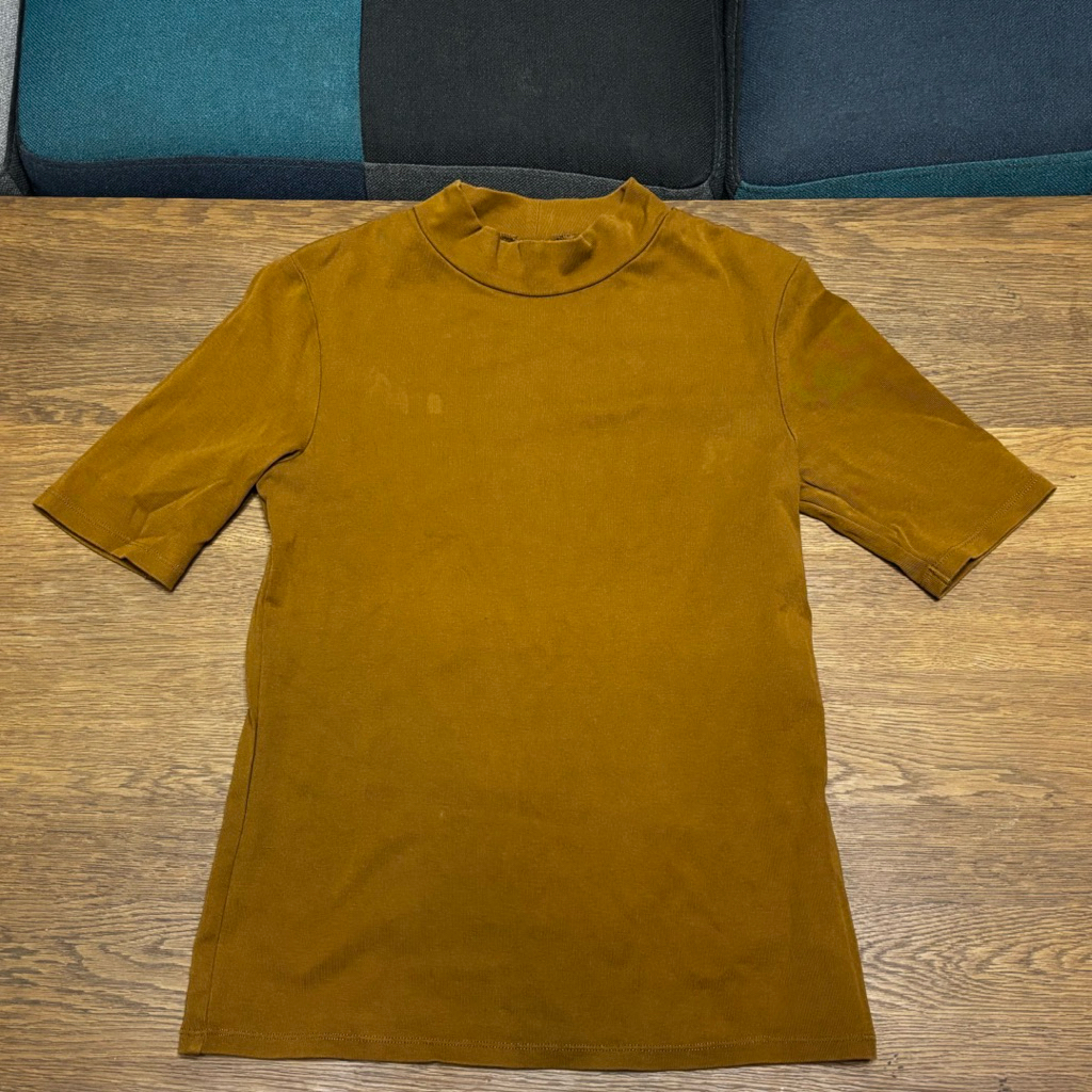 Uniqlo Mock Neck Top Coklat – Basic Adem (Minus Noda)