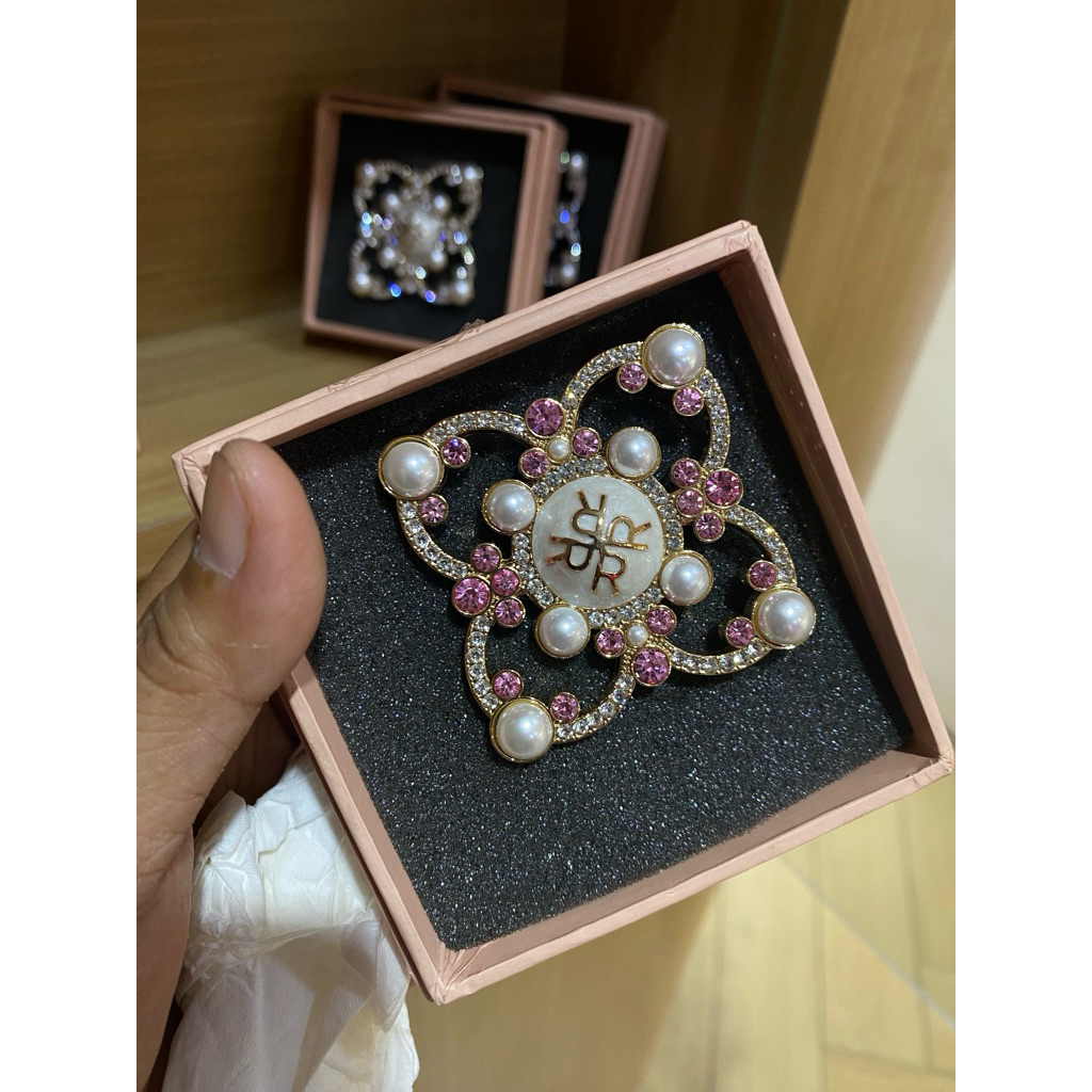RM SALE ‼️ FALINE BROOCH BY RIAMIRANDA