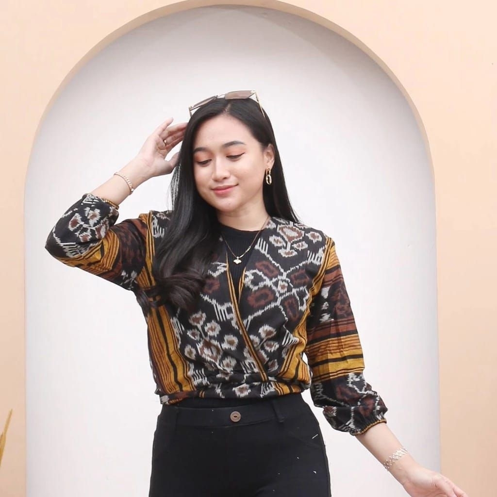 Outer Tenun / Lily Outerwear .Tenun Ikat Blanket dengan motif etnik