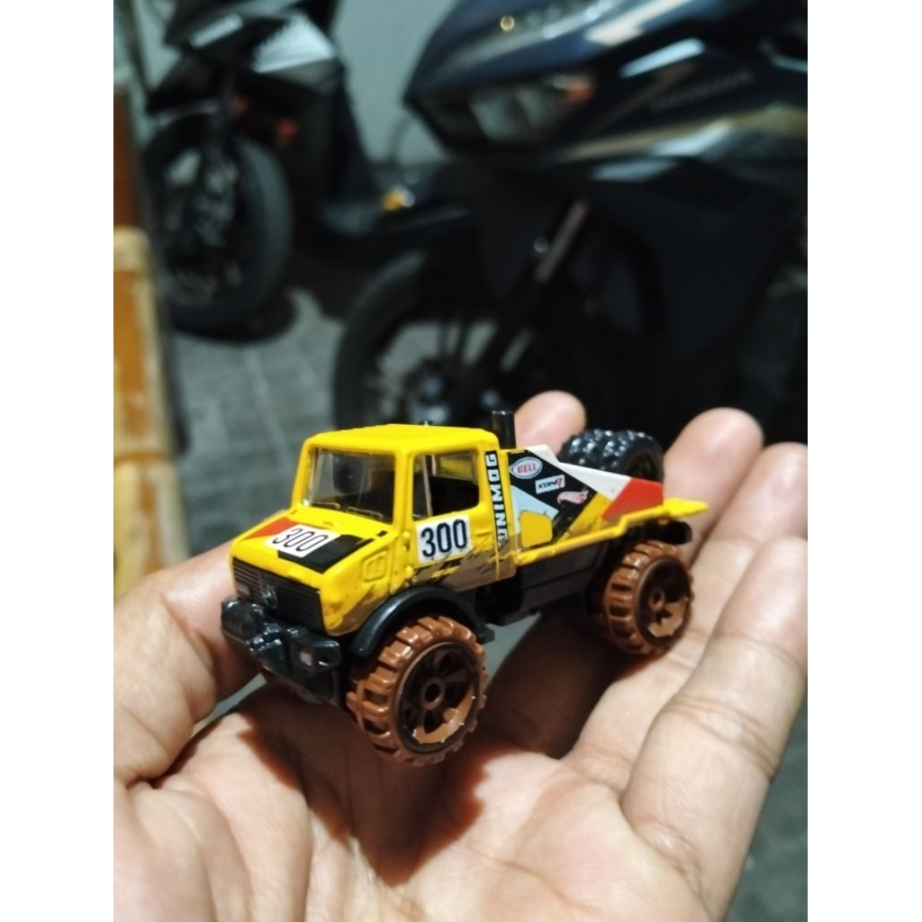 Hot Wheels loose Mercedes-Benz Unimog 1300