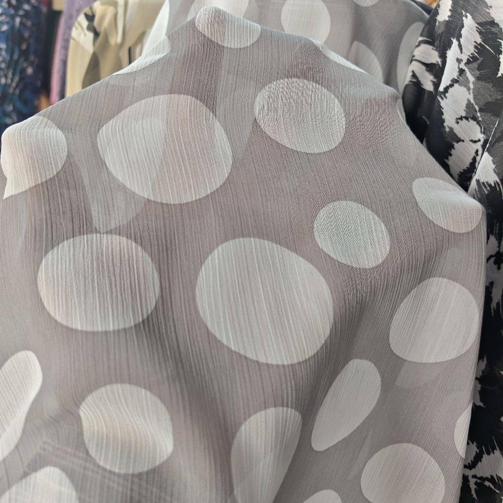 KAIN SIFON KRINGKEL PREMIUM MOTIF POLKADOT BESAR OFF WHITE DASAR ABU MUDA - KAIN SIFON YORYU MOTIF D