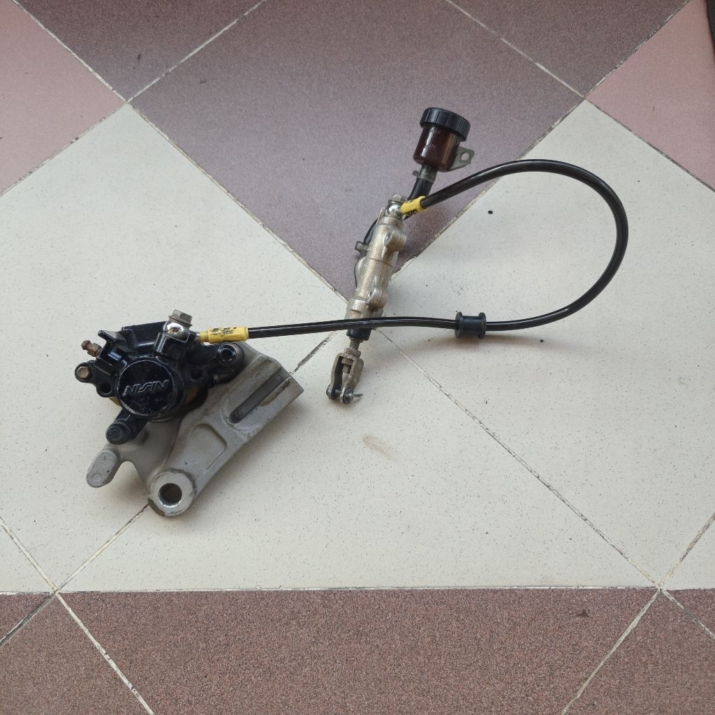 Kaliper Belakang Suzuki GSX R150 GSX S150 Lengkap R S 150 Komplit 150R Breket Master Rem Belakang Se