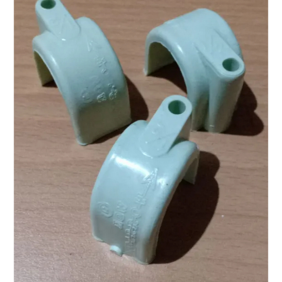 Klem Pipa PVC Arrow Hijau 1/2" - 4" ( Tanpa Paku beton )