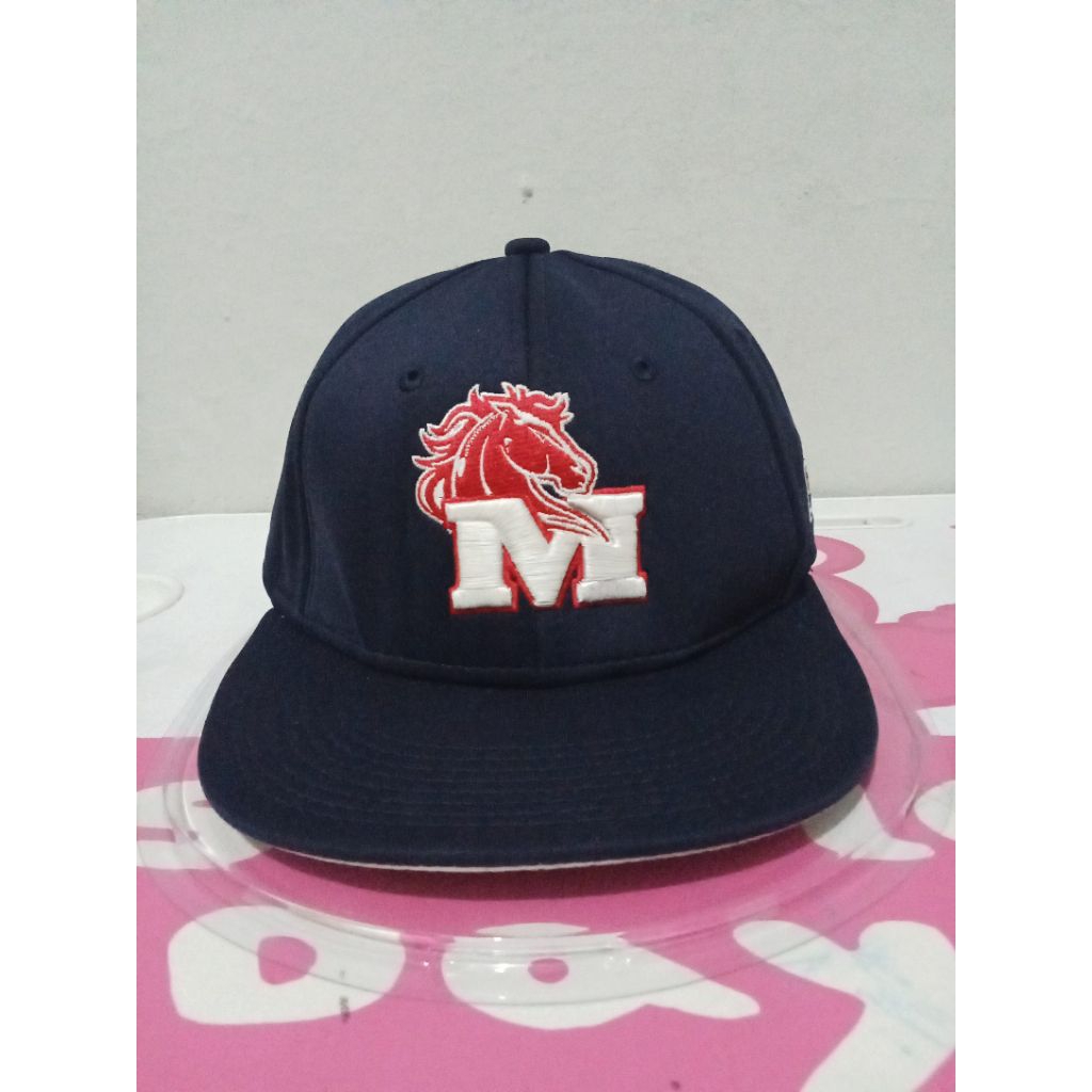 topi snapback logo M