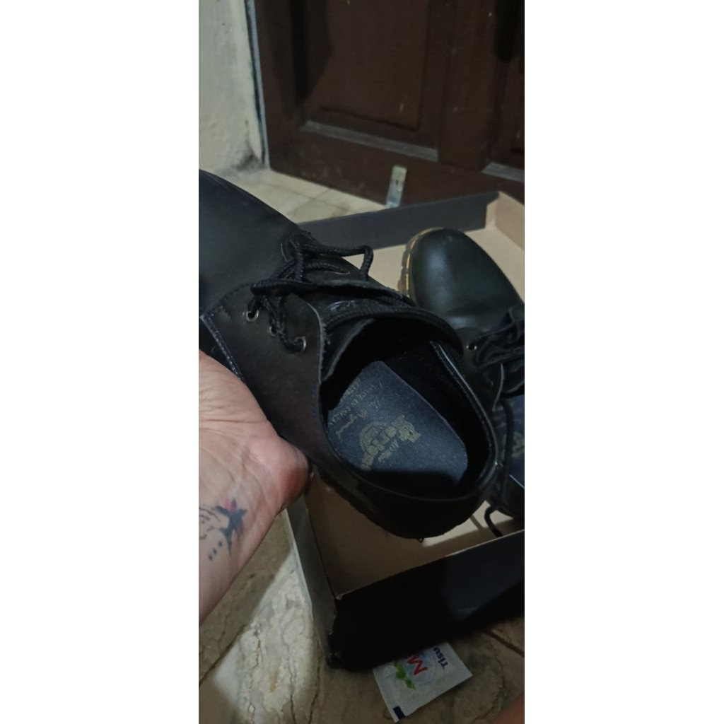 sepatu wanita Dr Marten