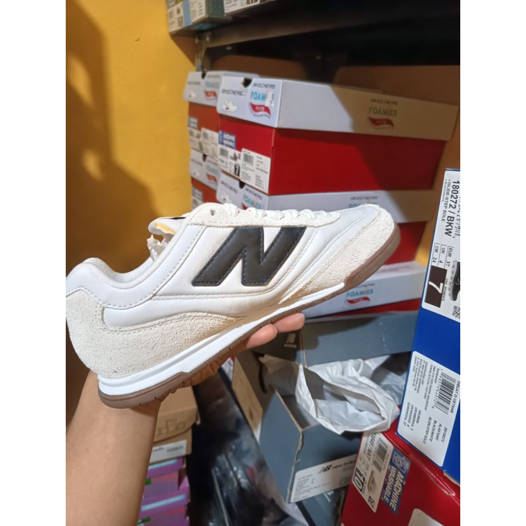 Sepatu Sneakers wanita NB URC42LA White Original