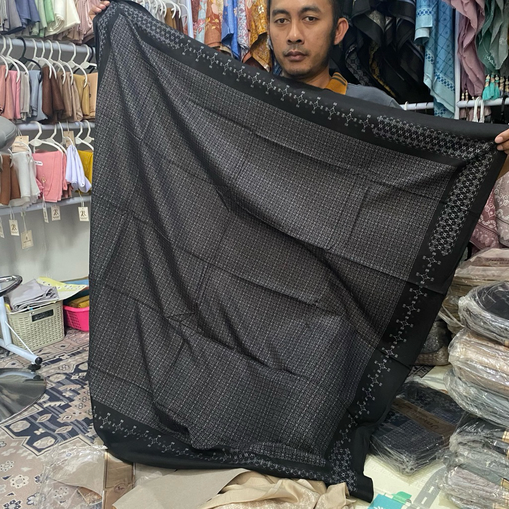 LELANG HIJAB SEGIEMPAT UMAMA MOTİF LOGO EMAS