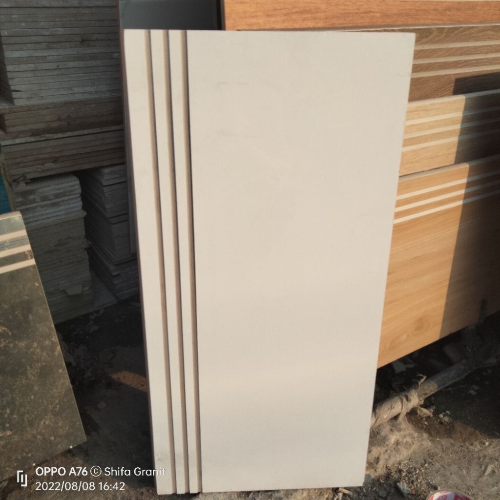 Granit tangga 30x60.cream polos/Charissa