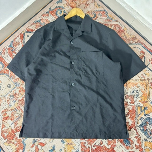 KEMEJA PENDEK UNIQ LO GU OPEN COLLAR HITAM
