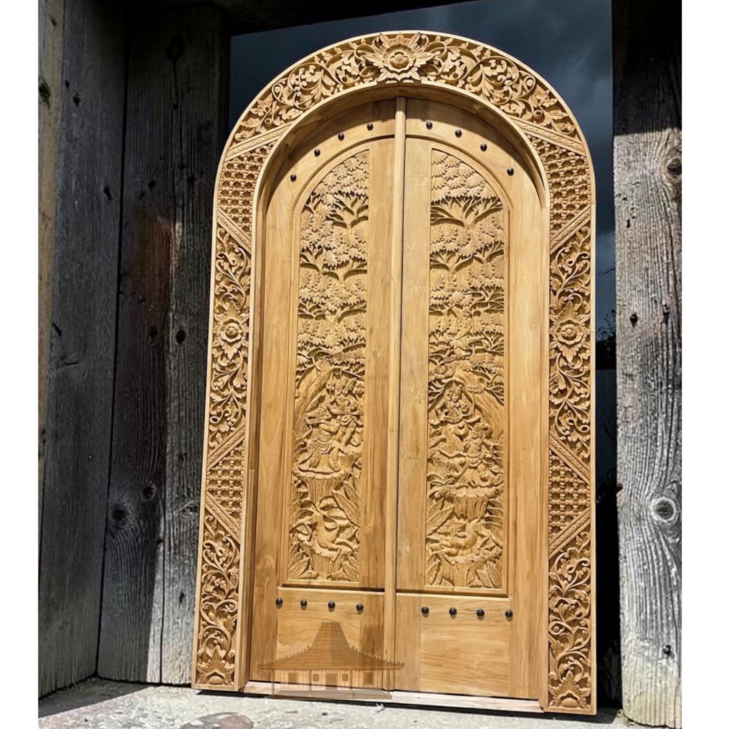 Pintu kupu tarung tapal kuda ukir ramayana